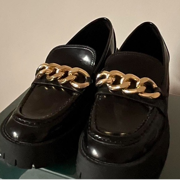 Guess 6.5 Black and Gold Chain loafers - Picture 1 of 6